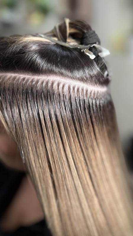 Close-up of a fine row of extension bonds set along a clean parting