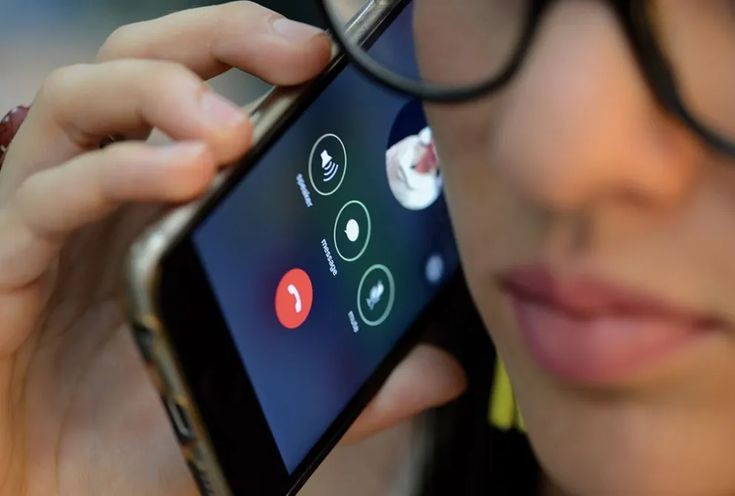 A client confirming her appointment by phone before her studio visit